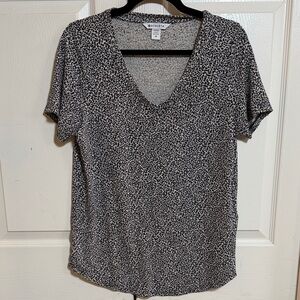 Athleta Black & White Microprint V-Neck Short Sleeve Tee